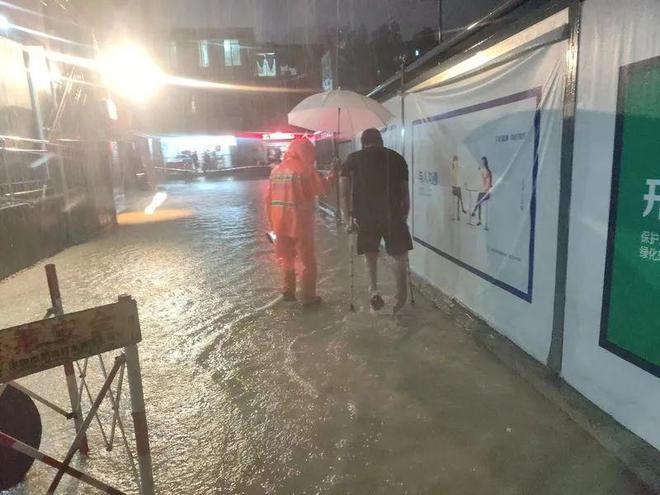 深圳暴雨持续水库凌晨泄洪