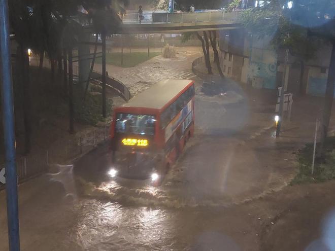 深圳暴雨持续水库凌晨泄洪