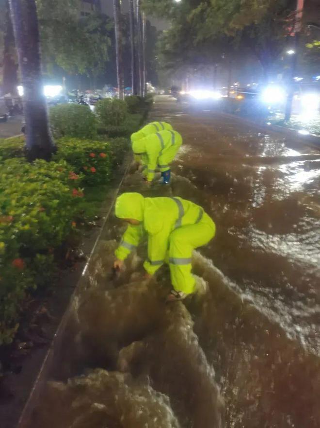深圳暴雨持续水库凌晨泄洪