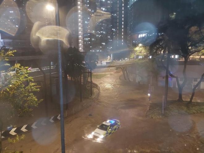 深圳暴雨持续水库凌晨泄洪