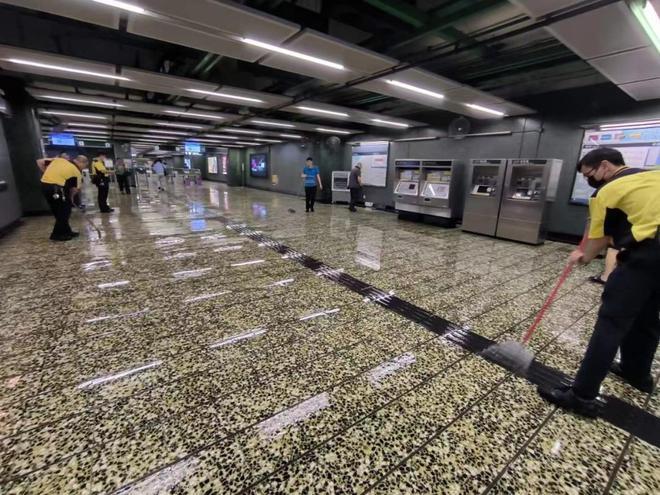 深圳暴雨持续水库凌晨泄洪