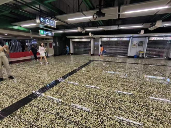 深圳暴雨持续水库凌晨泄洪
