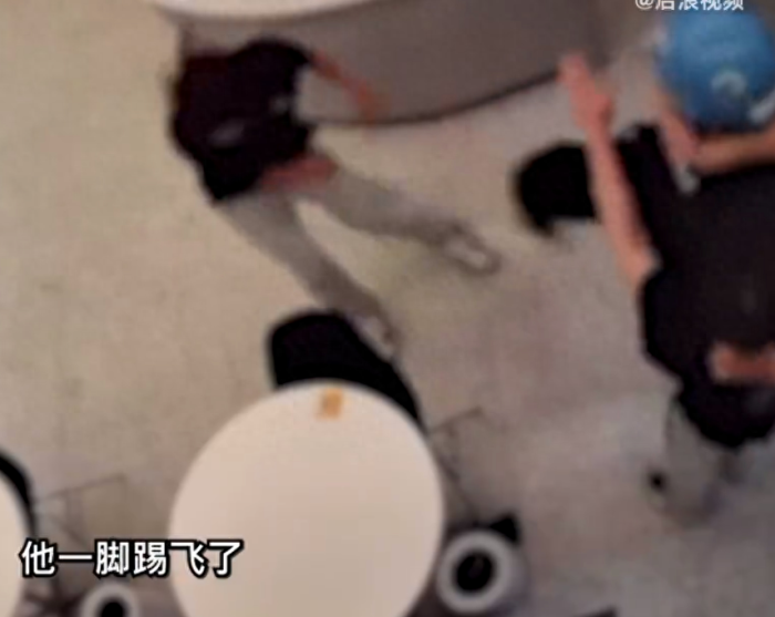 店员阻止骑手殴打同事被踹飞逼下跪