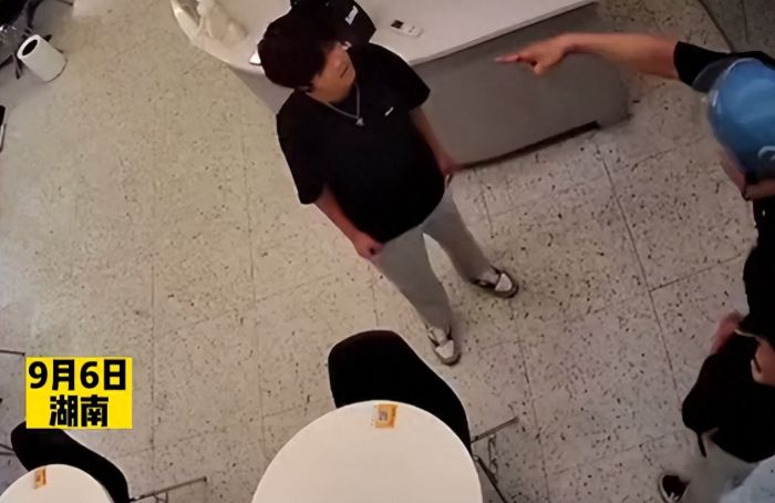 店员阻止骑手殴打同事被踹飞逼下跪