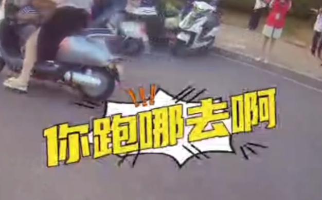 母亲接娃放学没等娃上车就走了
