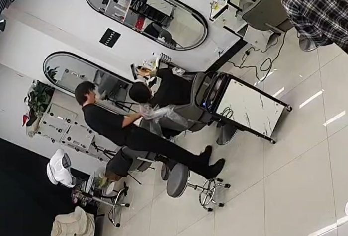 女子理发店亮证后续
