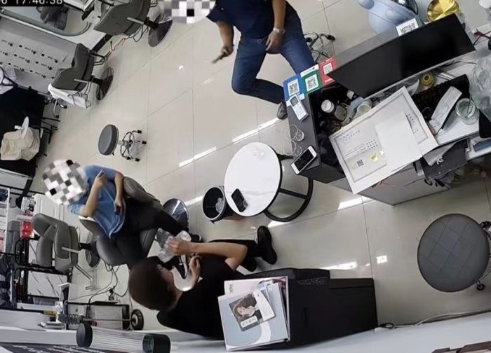 女子理发店亮证后续