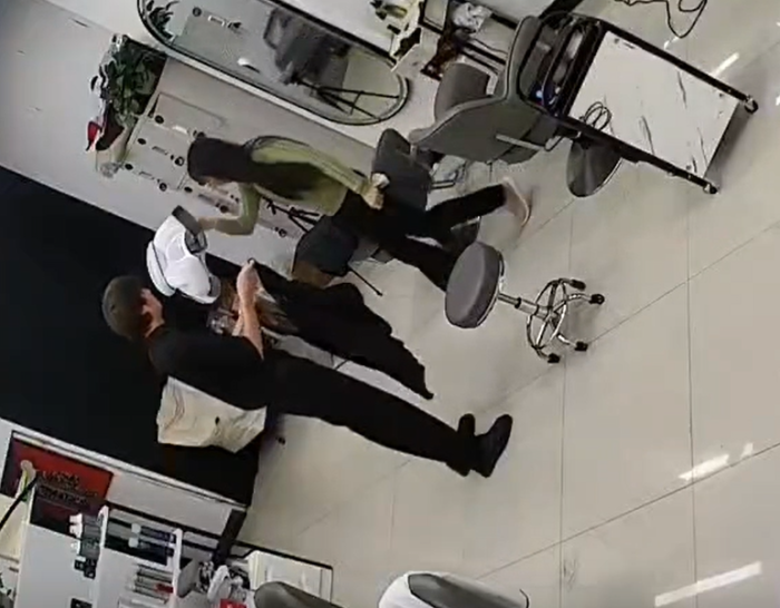女子理发店亮证后续