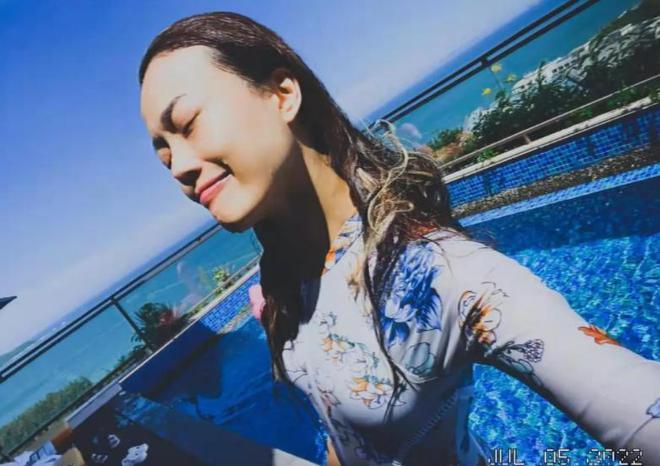 容祖儿开车遭遇暴雨！车身两边全是水，旁边阿Sa怕到大叫好恐怖