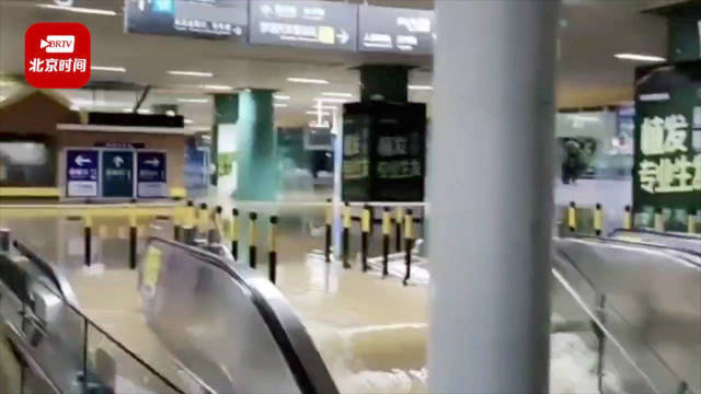 深圳火车站负一楼进出站口被淹：12时前无法正常组织旅客进出站