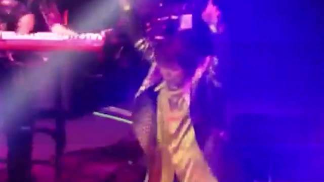 平台回应伍佰演唱会门票3排变11排：操作人员擅自更换