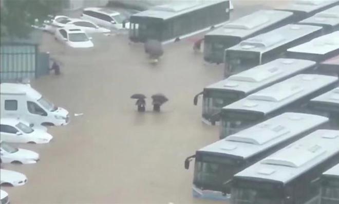 北京门头沟暴雨已致2死，居民称目睹有人昏迷！路人自发抢救