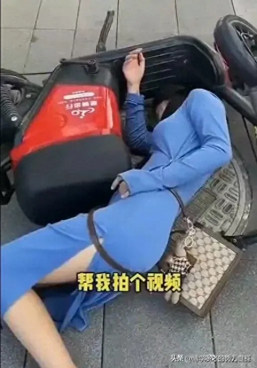 女外卖员车被偷跪地痛哭央媒辟谣