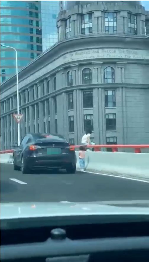 突发！一女子带着女儿想跳高架？上海警方：已劝离，母女平安