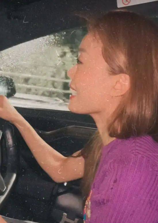 容祖儿在香港暴雨里开车直呼好害怕