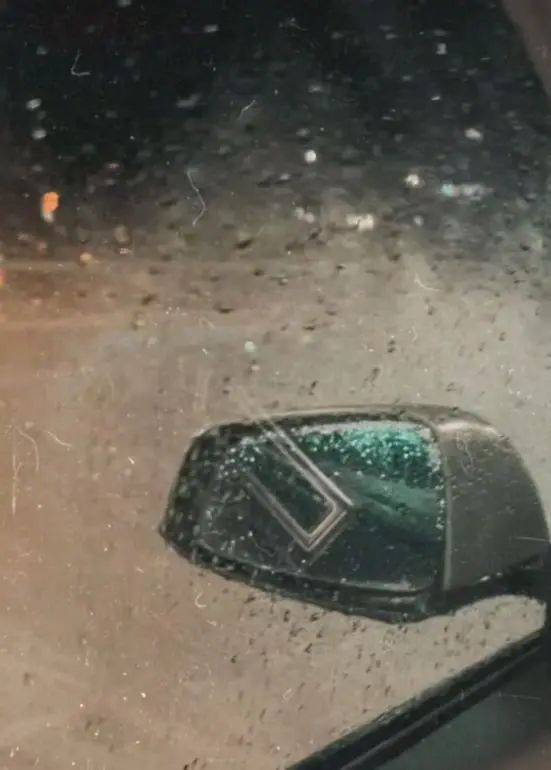 容祖儿在香港暴雨里开车直呼好害怕