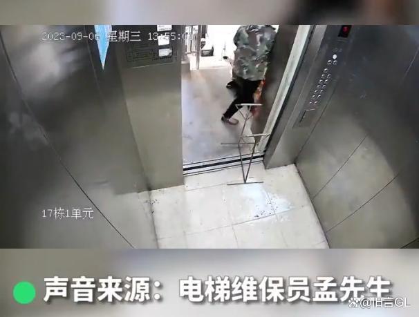 实拍:大妈拿铁架挡门“卡爆”电梯一声巨响门板变形