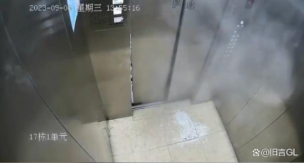 实拍:大妈拿铁架挡门“卡爆”电梯一声巨响门板变形