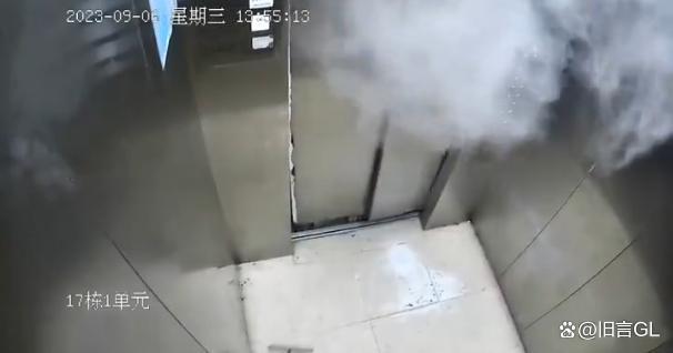 实拍:大妈拿铁架挡门“卡爆”电梯一声巨响门板变形