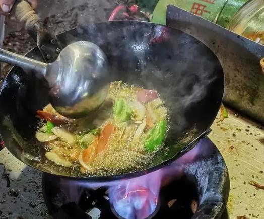深圳“炒饭哥”火了，一商贩激流中淡定卖炒饭，背后故事令人动容