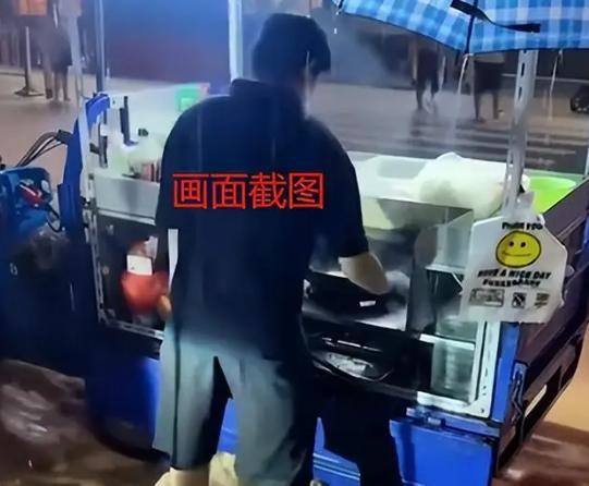 深圳“炒饭哥”火了，一商贩激流中淡定卖炒饭，背后故事令人动容