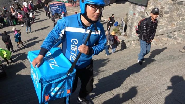 外卖小哥爬泰山送外卖500元跑腿费