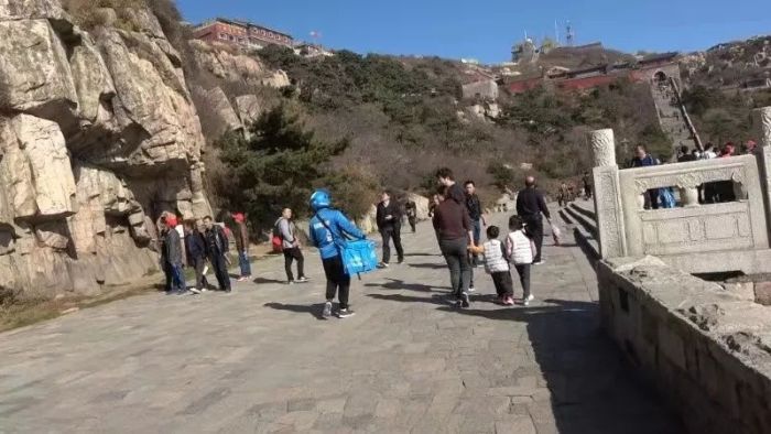 外卖小哥爬泰山送外卖500元跑腿费