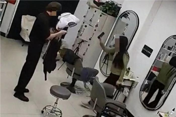 女子亮证威胁理发店是否滥用职权