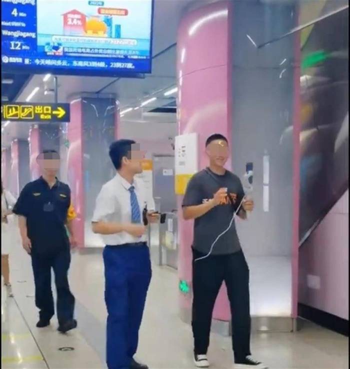 博主扮“地铁判官”在青岛地铁开直播，工作人员贴身劝阻，客服：站内不允许直播

