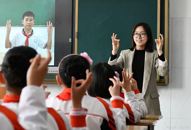 孩子扛2条五花肉送老师，走在路上格外醒目，网友：这礼物真行