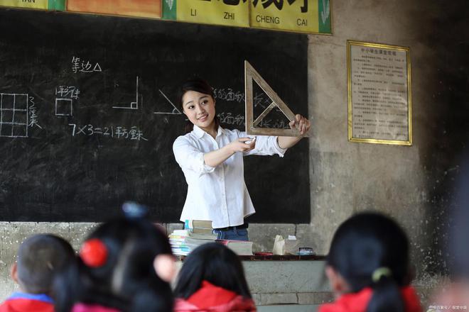 孩子扛2条五花肉送老师，走在路上格外醒目，网友：这礼物真行