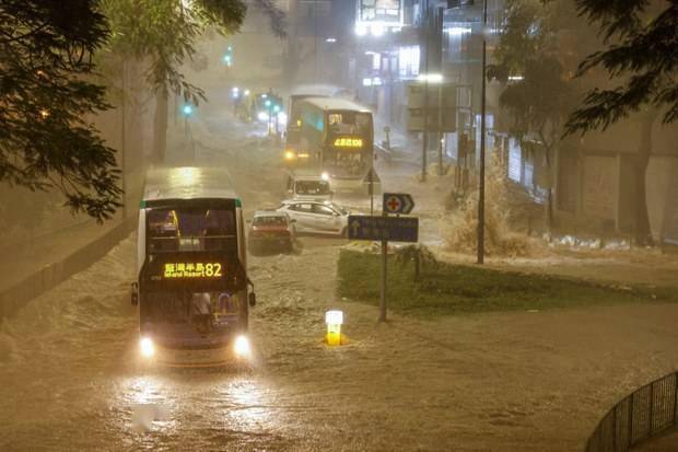 香港“黑雨”过后清理河道意外发现男性尸体

