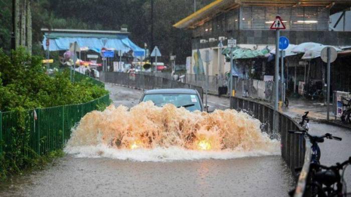 香港“黑雨”过后清理河道意外发现男性尸体


