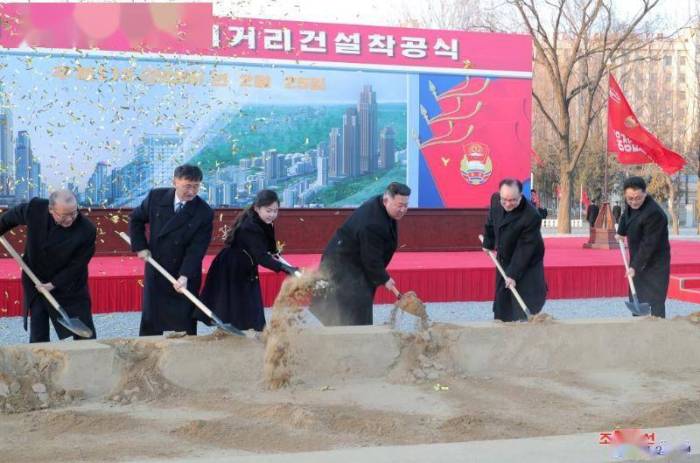 金正恩再携爱女公开露面，出席新居民区奠基典礼

