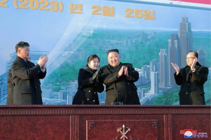 金正恩再携爱女公开露面，出席新居民区奠基典礼


