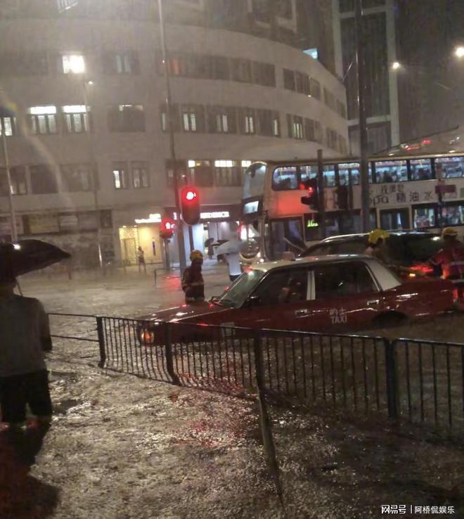 香港暴雨谭咏麟车辆熄火被困