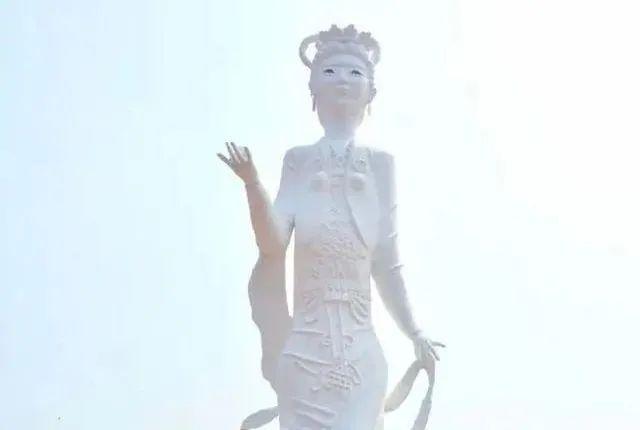 雕像被指“不忍直视”，当地回应：农村艺人水平有限