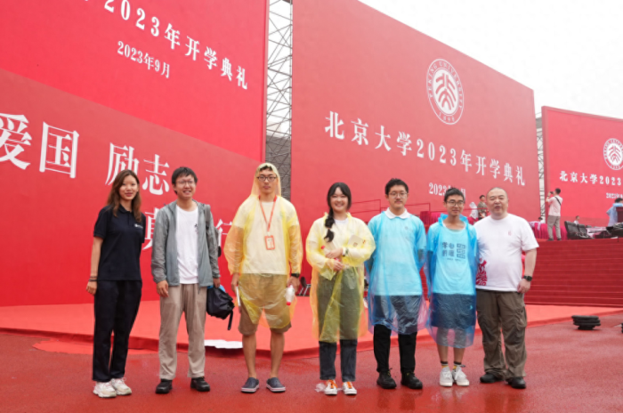 52岁校长与学生一同考入北大