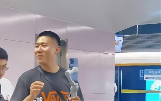 博主扮地铁判官直播