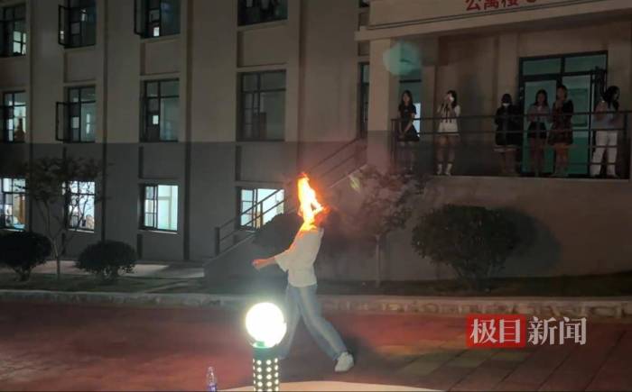 大二男生校园内表演川剧变脸喷火走红，本人回应：练习了十来年，靠表演和做兼职存够学费

