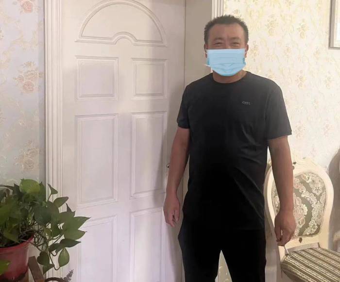 男子怒追逃逸车2公里，竟还帮民警破了个案！

