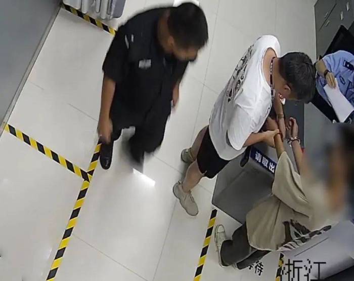 男子怒追逃逸车2公里，竟还帮民警破了个案！

