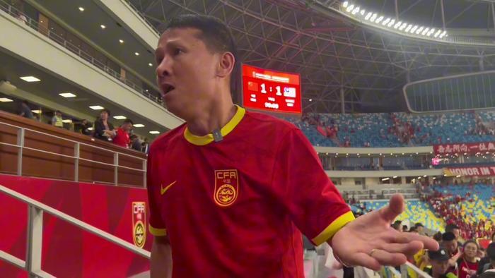 再现名场面💥退钱哥吐槽国足进取心，球迷直接起哄：退钱！