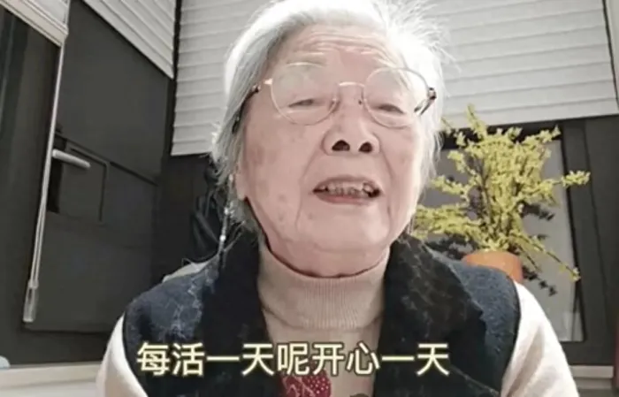 上海73岁初代丁克活一天开心一天