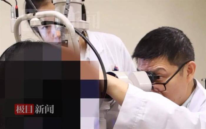 女子长期关灯玩手机诱发青光眼