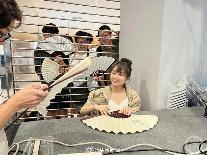 虎扑女神被指学历有水分业内人士:智商高未必＂文化高＂