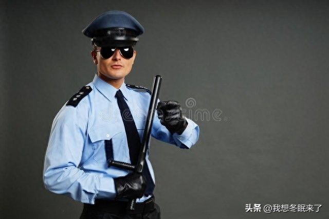 持菜刀袭警被击伤