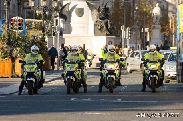 持菜刀袭警被击伤