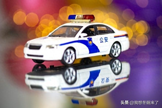 持菜刀袭警被击伤