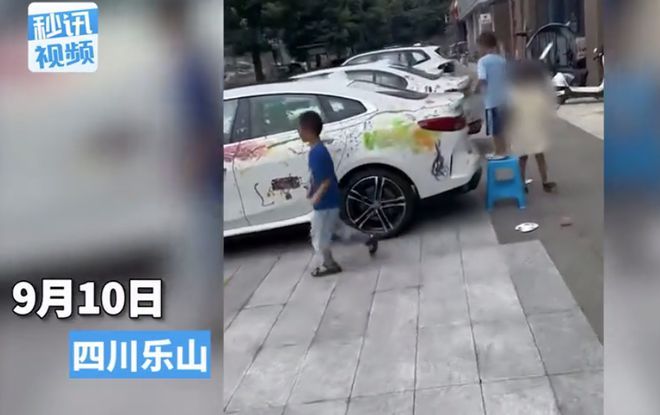 孩子给整排车辆涂鸦